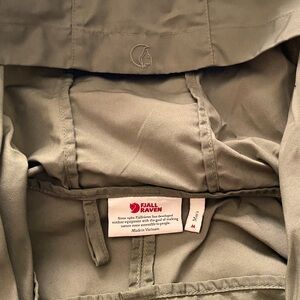 Fjall Raven windbreaker Sz Medium, Forest green